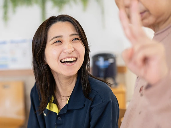 利用者さんを笑顔で見守るスタッフ - 日中支援型グループホーム SANPO本川町