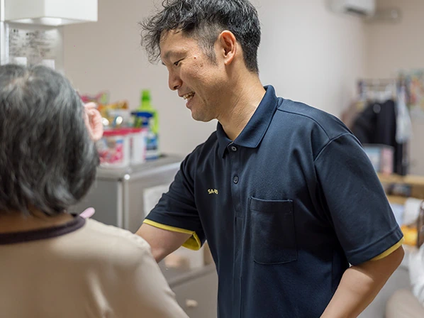 利用者さんの日中活動を支援するスタッフ - 日中支援型グループホーム SANPO本川町