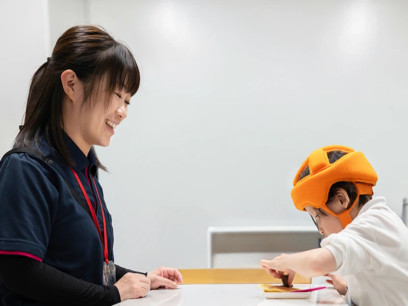 利用者さんを笑顔で見守るスタッフ - 放課後等デイサービス SANPO鶴見教室