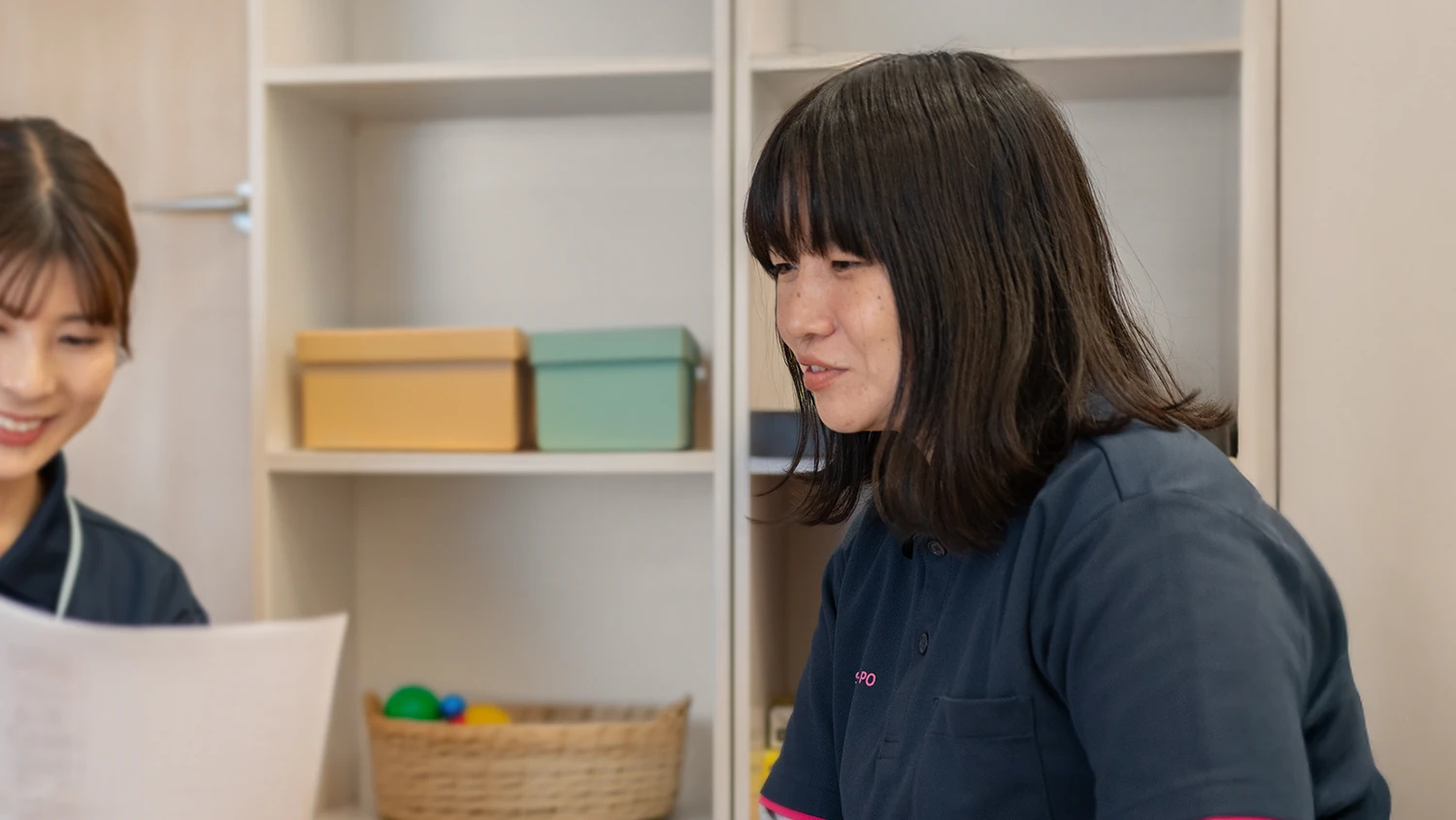 スタッフ同士で情報共有を行っている様子