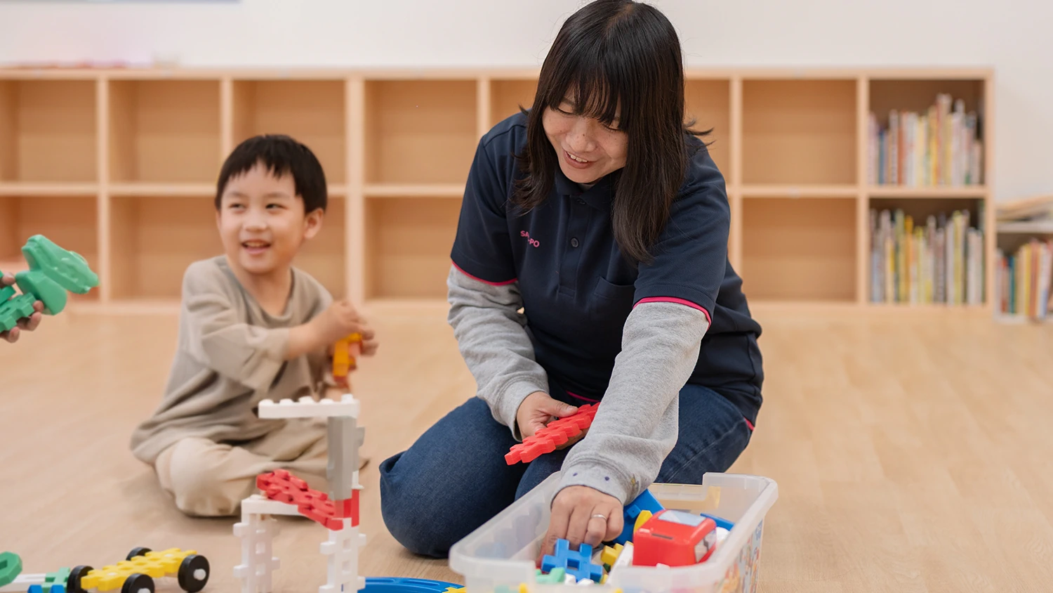 こどもとブロック遊びをしている様子