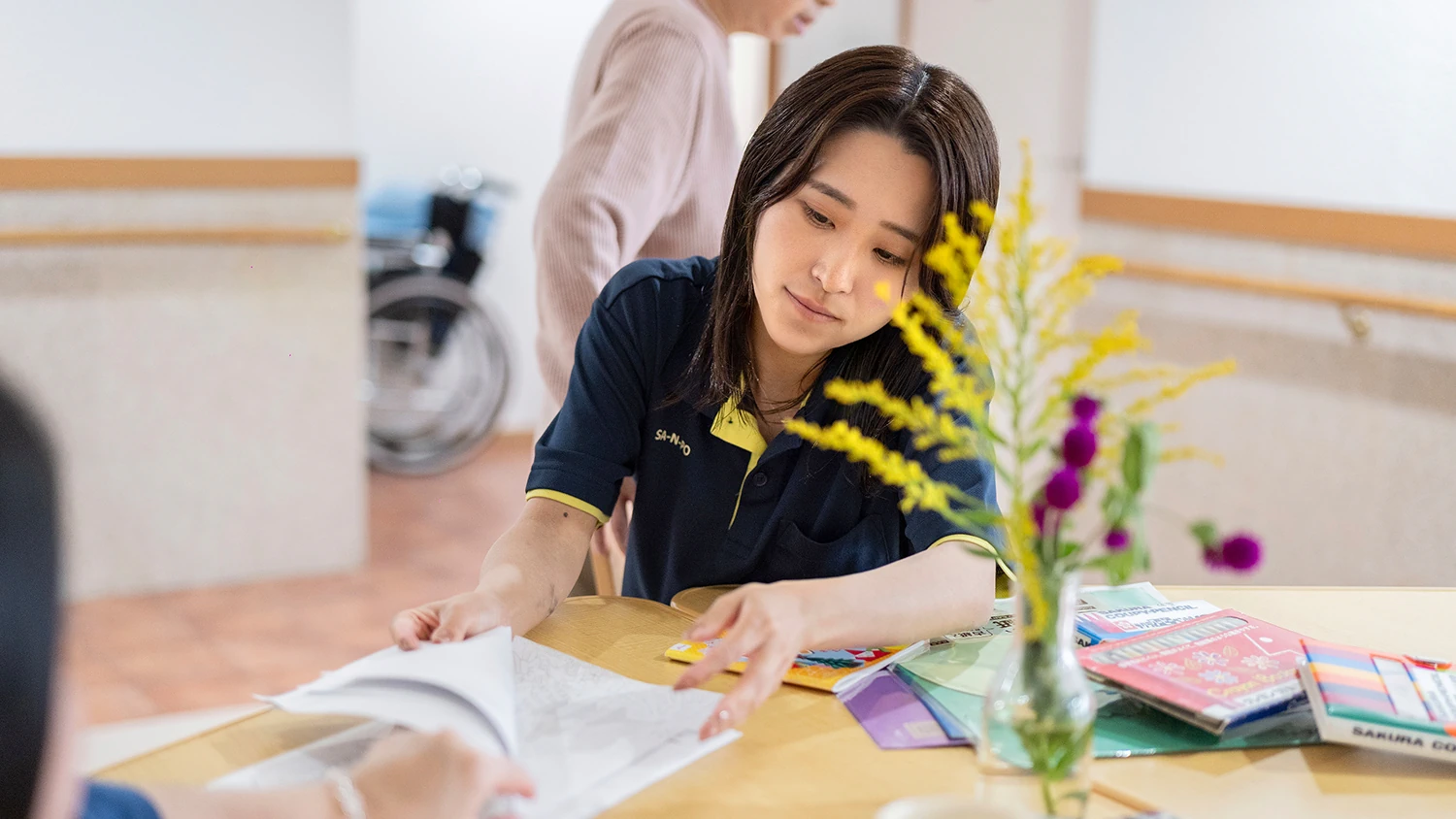 グループホームの利用者さんと支援に向き合う泓田真由さん