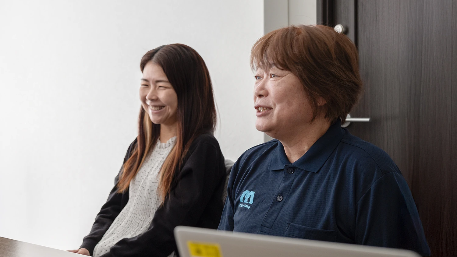 笑顔で談笑する様子